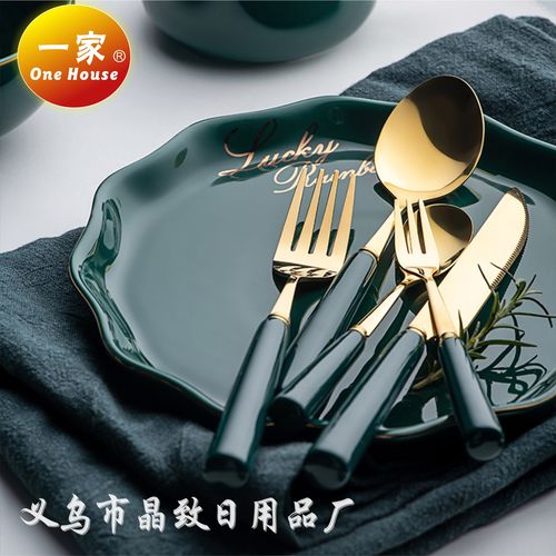 墨绿色优雅 让镀金餐具点亮你的餐桌艺术